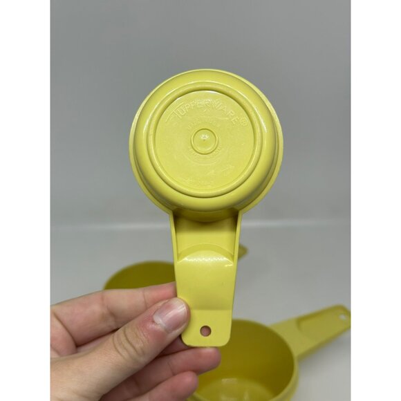 VTG Tupperware Plastic Measuring Cup Set of 5 Stackable Kitchen Tool Yellow - Picture 4 of 5